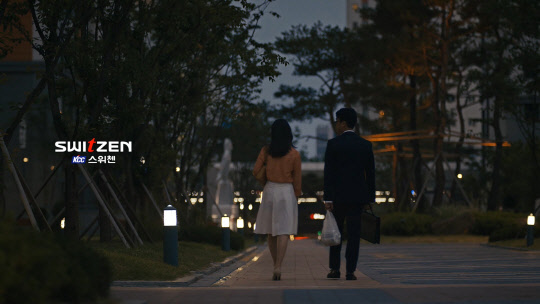 KCC건설 스위첸 TV광고 '<'문명의 충돌> 편 캡처 이미지.<이노션 월드와이드 제공>